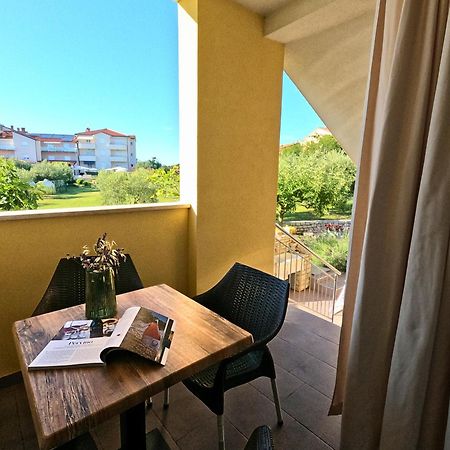 Apartments Goltes Lovrečica エクステリア 写真